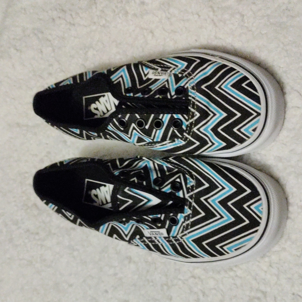 NWOT Van's Lace up Zigzag Pattern Authentic.